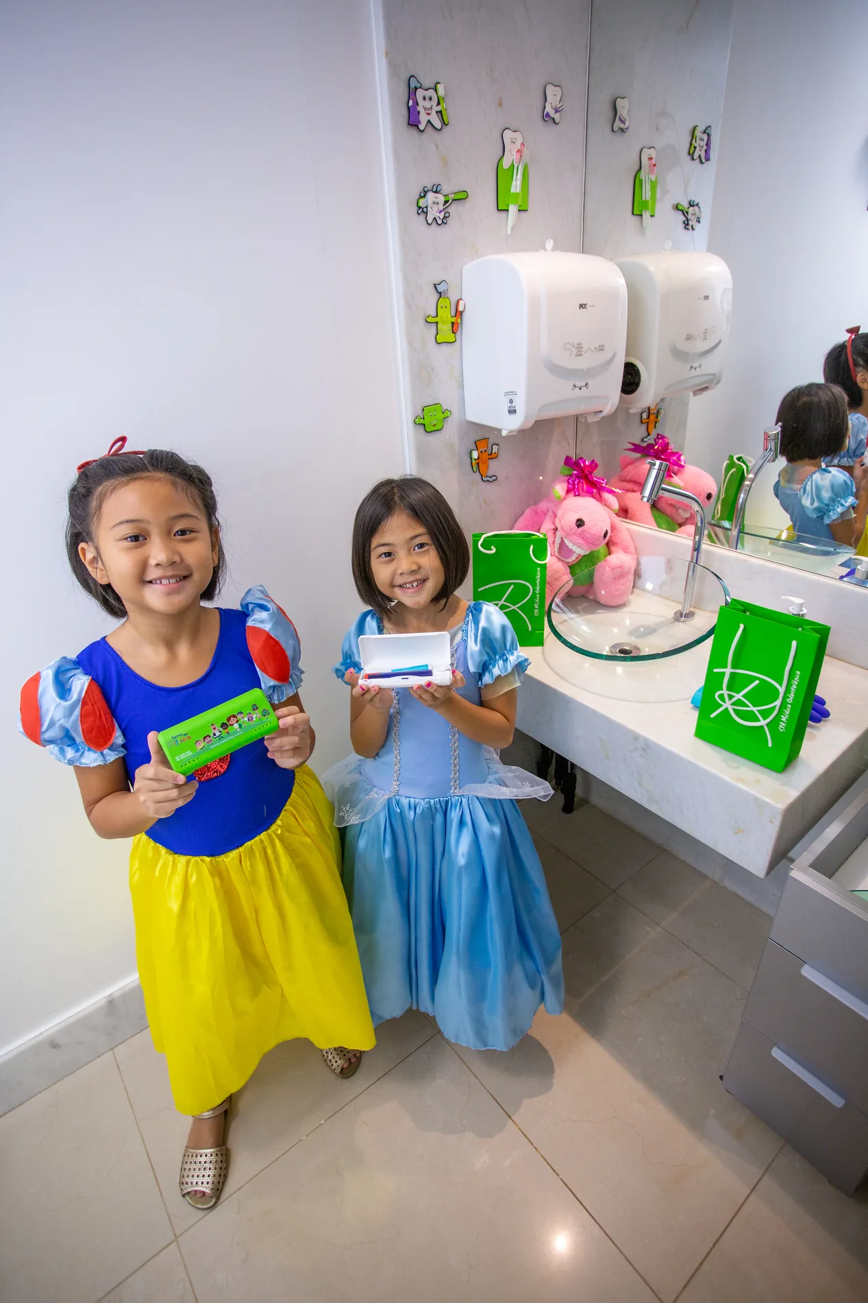 Momento de escovação no espaço infantil